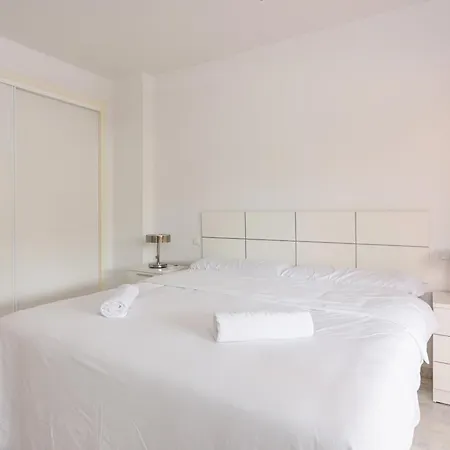 Apartamento Stylish 2-bed With Large Terrace & Pool *