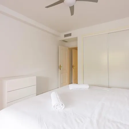 Stylish 2-bed With Large Terrace & Pool Apartamento