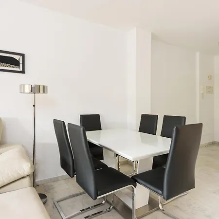 Apartment Stylish 2-bed With Large Terrace & Pool