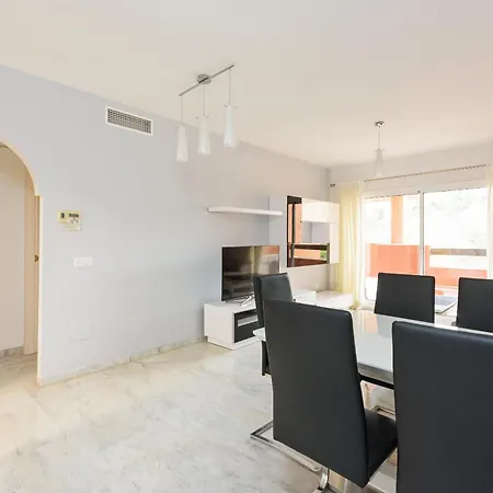 Stylish 2-bed With Large Terrace & Pool Apartment *