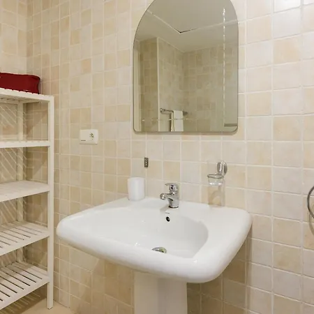 Apartamento Stylish 2-bed With Large Terrace & Pool