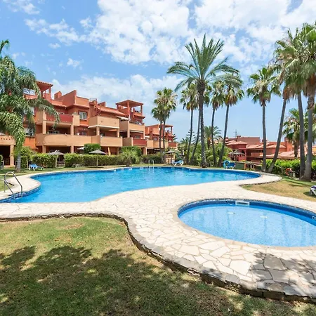 Stylish 2-bed With Large Terrace & Pool Marbella