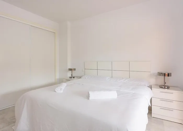 Apartment Stylish 2-bed With Large Terrace & Pool *