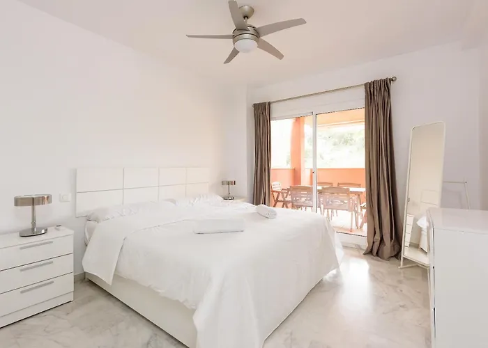 Apartment Stylish 2-bed With Large Terrace & Pool *