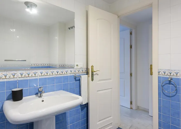 Apartment Stylish 2-bed With Large Terrace & Pool *