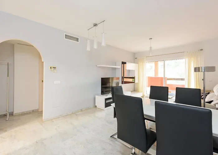 Stylish 2-bed With Large Terrace & Pool Apartment *