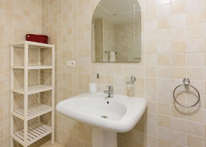 Apartment Stylish 2-bed With Large Terrace & Pool